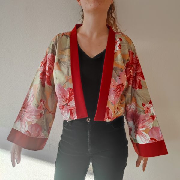upcycling veste kimono style fleurie surcyclé / réemployé / upcyclé